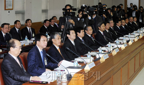 지법 부장판사가 법원내부게시판에 '한미 자유무역협정(FTA)'가 불평등 조약일 수 있어 사법부가 나서야 한다는 글을 올려 파장이 일고 있는 가운데 2일 오전 서울 서초동 대법원에서 전국법원장회의가 열리고 있다. 박해묵 기자/mook@heraldm.com\r\n지법 부장판사가 법원내부게시판에 '한미 자유무역협정(FTA)'가 불평등 조약일 수 있어 사법부가 나서야 한다는 글을 올려 파장이 일고 있는 가운데 2일 오전 서울 서초동 대법원에서 전국법원장회의가 열리고 있다. 박해묵 기자/mook@heraldm.com\r\n지법 부장판사가 법원내부게시판에 '한미 자유무역협정(FTA)'가 불평등 조약일 수 있어 사법부가 나서야 한다는 글을 올려 파장이 일고 있는 가운데 2일 오전 서울 서초동 대법원에서 전국법원장회의가 열리고 있다. 박해묵 기자/mook@heraldm.com