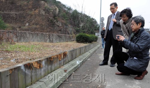 2일 오전 서울시 도시안전본부가 지난 28일과 30일 내부순환도로에서 트럭 추락사고에 대해 현장검증을 하고 있다.<br />28일 오전 1시25분 성동방향 홍은램프에서 1.2t 트럭이 15m아래 세검정로로 추락, 운전자가 숨졌고, 30일 오전 4시14분에는 성산방향 홍제램프 합류 곡선구간에서 1t 냉동탑차가 20m 아래 홍제천변 산책로로 추락, 운전자가 사망했다.<br />이상섭 기자. babtong@heraldm.com 2011.12.02\r\n2일 오전 서울시 도시안전본부가 지난 28일과 30일 내부순환도로에서 트럭 추락사고에 대해 현장검증을 하고 있다.\n28일 오전 1시25분 성동방향 홍은램프에서 1.2t 트럭이 15m아래 세검정로로 추락, 운전자가 숨졌고, 30일 오전 4시14분에는 성산방향 홍제램프 합류 곡선구간에서 1t 냉동탑차가 20m 아래 홍제천변 산책로로 추락, 운전자가 사망했다.\n이상섭 기자. babtong@heraldm.com 2011.12.02\r\n연이은 사고로 ‘마의 도로’라는 오명을 쓴 서울 내부순환도로에서 서울시 도시안전본부 관계자 등이 공동 조사를 하고 있다. 서울시는 조사 결과를 토대로 대책을 마련할 예정이다.   이상섭 기자/babtong@heraldm.com