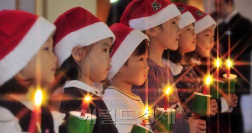 크리스마스를 20여일 앞두고 하얏트 리젠시 인천은 2일 오전 로비에서 크리스마스트리 점등식을 갖어 아이들이 촛불을 들고 트리를 바라보고 있다. 하얏트 리젠시 인천은 12월 한 달간 호텔에서 유니세프와 함께 하는 아우인형 입양 캠페인을 벌인다. 아우인형은 지구촌에서 홍역 결핵 말라리아 등으로 죽어가는 아이들을 위해 유니세프에서 마련한 물품이다. 아우인형 몸통꾸러미를 구입할 때마다 아우인형을 입양할 때마다 아이들에게 6대 질병(홍역 소아마비 결핵 디프테리아 파상풍 백일해)에 대한 예방접종을 해주고 말라리아 모기장 하나를 보낼 수 있다.<br />김명섭 기자 msiron@\r\n크리스마스를 20여일 앞두고 하얏트 리젠시 인천은 2일 오전 로비에서 크리스마스트리 점등식을 갖어 아이들이 촛불을 들고 트리를 바라보고 있다. 하얏트 리젠시 인천은 12월 한 달간 호텔에서 유니세프와 함께 하는 아우인형 입양 캠페인을 벌인다. 아우인형은 지구촌에서 홍역 결핵 말라리아 등으로 죽어가는 아이들을 위해 유니세프에서 마련한 물품이다. 아우인형 몸통꾸러미를 구입할 때마다 아우인형을 입양할 때마다 아이들에게 6대 질병(홍역 소아마비 결핵 디프테리아 파상풍 백일해)에 대한 예방접종을 해주고 말라리아 모기장 하나를 보낼 수 있다.\n김명섭 기자 msiron@