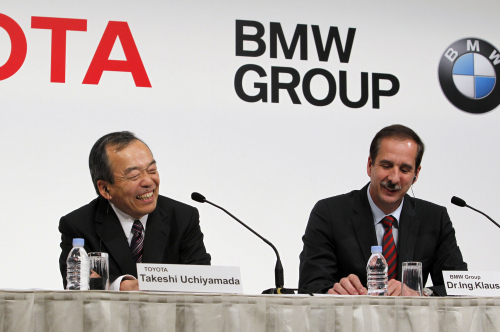 <YONHAP PHOTO-2256> Toyota Motor Corp. Executive Vice President Takeshi Uchiyamada, left, breaks a laugh with Ing Klaus Draeger, a member of the Board of Management of BMW AG, Development, following a reporter's question during their joint press conference in Tokyo, Thursday, Dec. 1, 2011. Auto giants Toyota and BMW said they have agreed to collaborate on research for cleaner, next-generation car batteries, underlining the growing push in the industry for green technology. (AP Photo/Toru Takahashi)/2011-12-01 20:33:29/ <저작권자 ⓒ 1980-2011 ㈜연합뉴스. 무단 전재 재배포 금지.>
Toyota Motor Corp. Executive Vice President Takeshi Uchiyamada (left) breaks a laugh with Ing Klaus Draeger, a member of the Board of Management of BMW AG, Development, following a reporter’s question during their joint press conference in Tokyo, Thursday.  AP-Yonhap News