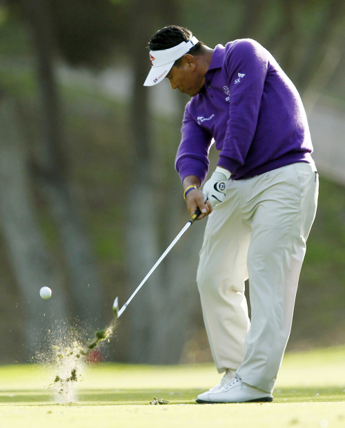 <YONHAP PHOTO-0439> South Korea's K.J. Choi hits his approach shot from the 18th fairway during the first round of the Chevron World Challenge golf tournament at Sherwood Country Club, Thursday, Dec. 1, 2011, in Thousand Oaks, Calif. (AP Photo/Danny Moloshok)/2011-12-02 08:27:02/ <저작권자 ⓒ 1980-2011 ㈜연합뉴스. 무단 전재 재배포 금지.>
South Korea’s Choi  Kyung-joo hits his approach shot from the 18th fairway during the first round of the Chevron World Challenge golf tournament at Sherwood Country Club in Thousand Oaks, California on Thursday.  AP-Yonhap News