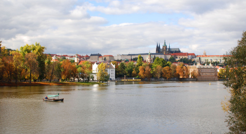 Prague Castle and
the Vltava River can
be seen in an autumn
background. MCT
