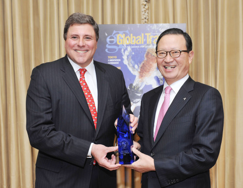 Asiana Airlines CEO Yoon Young-doo (right) poses with Global Traveler publisher Francis X. Gallagher after receiving the “Airline of the Year” award from the magazine in Los Angeles on Thursday. (Asiana Airlines)
