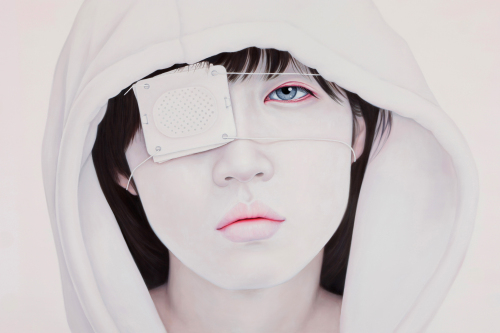 붕대를 칭칭 감은 순백의 소녀를 그려 ‘붕대화가’로 불리는 권경엽(36)은 최근 한 외국인으로부터 “인도네시아의 화가가 당신 작품을 표절한 것 같다”는 제보를 접했다. 이에 사실 확인을 해보니 대니 킹 헤리안토(31)라는 작가가 권경엽 작업과 거의 흡사한 ‘Bandage’ ‘Rise up’(2011년 작) 등의 작품으로 싱가포르의 아트프론트 갤러리에서 개인전을 연 것으로 밝혀졌다. 이들 그림은 지난 2009년 권경엽이 개인전을 통해 발표한 ‘Adios’ ‘Oblivion’과 구도, 인물표현 등이 너무 흡사했다. 헤리안토는 또 ‘Talk a little’이라는 작품을 대만 타이베이에서 열리는 Zhong Cheng 옥션에도 출품했다. 이 또한 권경엽 작업과 매우 유사해 표절이 의심됐다.