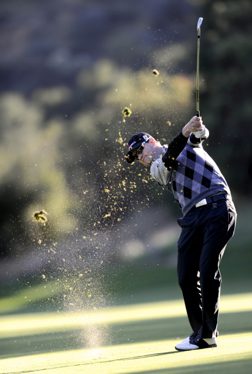 <YONHAP PHOTO-0725> Zach Johnson hits an eagle shot from the eighteenth fairway during the third round of the Chevron World Challenge golf tournament at Sherwood Country Club, Saturday, Dec. 3, 2011, in Thousand Oaks, Calif. (AP Photo/Los Angeles Daily News, John McCoy) NO SALES; MAGS OUT; HILLS OUT, LOS ANGELES TIMES OUT; VENTURA COUNTY STAR OUT ANTELOPE VALLEY PRESS OUT/2011-12-04 10:50:28/ <저작권자 ⓒ 1980-2011 ㈜연합뉴스. 무단 전재 재배포 금지.>
Zach Johnson hits an eagle shot on the 18th hole on Saturday.  AP-Yonhap News