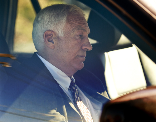 <YONHAP PHOTO-1016> FILE - In this Nov. 5, 2011 file photo, former Penn State football defensive coordinator Gerald "Jerry" Sandusky sits in a car as he leaves the office of Centre County Magisterial District Judge Leslie A. Dutchcot in State College, Pa. Sandusky, who is charged with sexually abusing eight boys in a scandal that has rocked the university, said in an telephone interview with Bob Costas Monday night on NBC News' "Rock Center" that there was no abuse and that any activities in a campus shower with a boy were just horseplay, not molestation. (AP Photo/The Patriot-News, Andy Colwell, File)/2011-11-15 15:08:21/ <저작권자 ⓒ 1980-2011 ㈜연합뉴스. 무단 전재 재배포 금지.>
Former Penn State football defensive coordinator Gerald Jerry Sandusky  AP-Yonhap News