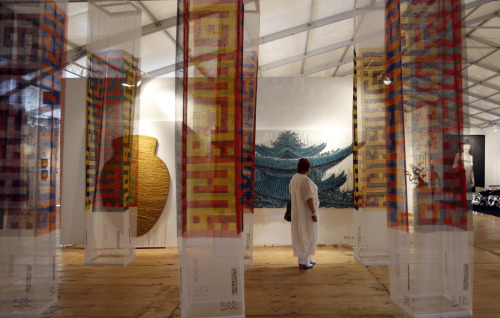 <YONHAP PHOTO-0361> Paintings by Korean artist Ran Hwang are shown at Scope Miami art fair Thursday, Dec. 1, 2011, in Miami. Satellite art fairs are taking place throughout the city to coincide with Art Basel Miami Beach which opened to the public on Thursday. (AP Photo/ Lynne Sladky)/2011-12-02 07:26:20/ <저작권자 ⓒ 1980-2011 ㈜연합뉴스. 무단 전재 재배포 금지.>
Paintings by Korean artist Hwang Ran are shown at Scope Miami art fair Thursday in Miami.  AP-Yonhap News