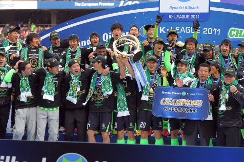 Jeonbuk Motors players and coaches celebrate after winning the K-League title on Sunday. (Yonhap News)