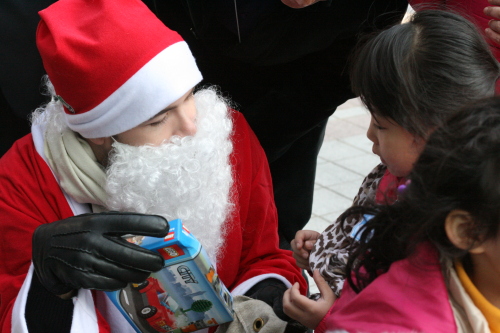 A Danish Santa Claus gives LEGO toy cars to Korean school children at the launch of a European-style Christmas calendar at Shinsegae department store in Seoul.(Kirsty Taylor/The Korea Herald)