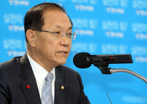 Rep. Hwang Woo-yea, floor leader of the ruling Grand National Party, speaks during a press conference at the National Assembly in Seoul on Sunday.  (Yonhap News)