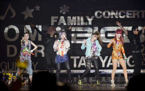 지난 4일 밤 서울 올림픽공원 체조경기장에서 열린 ‘15주년 기념 YG 패밀리 콘서트’에서 2NE1이 현란한 레이저빔과 함께 등장해 ‘파이어(Fire)’와 ‘캔트 노바디(Can’t Nobody)’ ‘고 어웨이(Go Away)’를 이어 부르며 분위기를 띄웠다. [사진=YG엔터테인먼트]
