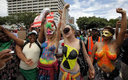 <YONHAP PHOTO-0371> Body-painted environmental activists demonstrate outside the United Nations Climate Change conference (COP17) in Durban December 3, 2011. The protest march was part of a Global Day of Action to demand a fair climate change deal. REUTERS/Mike Hutchings (SOUTH AFRICA - Tags: ENVIRONMENT) TEMPLATE OUT/2011-12-04 05:43:58/ <저작권자 ⓒ 1980-2011 ㈜연합뉴스. 무단 전재 재배포 금지.>\r\n<YONHAP PHOTO-0371> Body-painted environmental activists demonstrate outside the United Nations Climate Change conference (COP17) in Durban December 3, 2011. The protest march was part of a Global Day of Action to demand a fair climate change deal. REUTERS/Mike Hutchings (SOUTH AFRICA - Tags: ENVIRONMENT) TEMPLATE OUT/2011-12-04 05:43:58/ <저작권자 ⓒ 1980-2011 ㈜연합뉴스. 무단 전재 재배포 금지.>