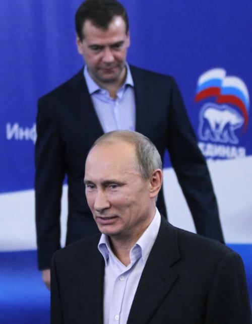 <YONHAP PHOTO-0212> Russian Prime Minister Vladimir Putin (front) and President Dmitry Medvedev visit the headquarters of the United Russia party after voting closed in parliamentary elections in Moscow December 4, 2011. Putin's ruling party suffered a serious blow in a parliamentary election on Sunday, exit polls showed, as voters signalled growing unease with his domination of Russian politics before a planned return to the presidency next year. REUTERS/Yuri Kochetkov/Pool (RUSSIA - Tags: ELECTIONS POLITICS)/2011-12-05 06:16:01/ <저작권자 ⓒ 1980-2011 ㈜연합뉴스. 무단 전재 재배포 금지.>\r\n<YONHAP PHOTO-0212> Russian Prime Minister Vladimir Putin (front) and President Dmitry Medvedev visit the headquarters of the United Russia party after voting closed in parliamentary elections in Moscow December 4, 2011. Putin's ruling party suffered a serious blow in a parliamentary election on Sunday, exit polls showed, as voters signalled growing unease with his domination of Russian politics before a planned return to the presidency next year. REUTERS/Yuri Kochetkov/Pool (RUSSIA - Tags: ELECTIONS POLITICS)/2011-12-05 06:16:01/ <저작권자 ⓒ 1980-2011 ㈜연합뉴스. 무단 전재 재배포 금지.>
