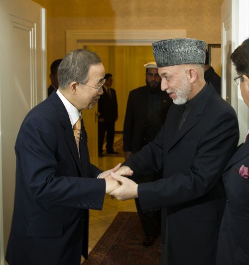 <YONHAP PHOTO-0242> This picture provided by the United Nations shoqws UN Secretary-General Ban Ki-moon (L) meeting with Afghan President Hamid Karzai in Bonn on December 4, 2011, ahead of a major international conference on the war-torn country. The Bonn conference on December 5 will discuss Afghanistan?s future beyond 2014, when NATO-led international combat troops will leave, and comes ten years after a previous landmark meeting on Afghanistan in the German city. AFP PHOTO/Mark GARTEN/UN/HO ++RESTRICTED TO EDITORIAL USE ? MADATORY CREDIT: MARK GARTEN/UN - NOT FOR SALE FOR MARKETING OR ADVERTISING CAMPAIGNS - PROVIDED AS A SERVICE TO CLIENTS++ /2011-12-05 07:16:38/ <저작권자 ⓒ 1980-2011 ㈜연합뉴스. 무단 전재 재배포 금지.>
U.N. Secretary-General Ban Ki-moon (left) meets with Afghan President Hamid Karzai in Bonn on Sunday, ahead of a major international conference on the war-torn country.  AFP-Yonhap News
