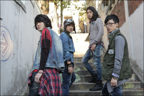 국카스텐 (Guckkasten) 가수 멤버 하현우(기타, 보컬), 전규호(기타, 코러스), 이정길(드럼, 코러스), 김기범(베이스)