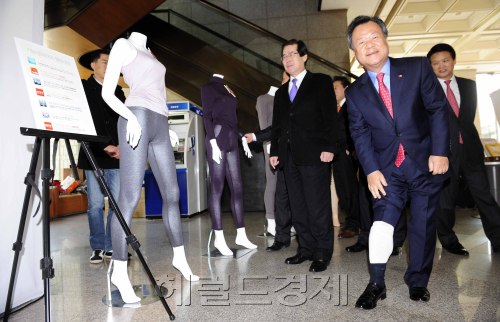 본격적인 추위로 겨울철 전력수요가 증가할 것으로 예상되는 가운데 5일 오전 서울 삼성동 한국전력거래소에서 '겨울철 내복 입기 캠페인'을 실시하고 있다. 이 날 한전본사에서는 김중겸 사장이 직접 입은 내복을 선보이고 있다. 박해묵 기자/mook@heraldm.com\r\n본격적인 추위로 겨울철 전력수요가 증가할 것으로 예상되는 가운데 5일 오전 서울 삼성동 한국전력거래소에서 '겨울철 내복 입기 캠페인'을 실시하고 있다. 이 날 한전본사에서는 김중겸 사장이 직접 입은 내복을 선보이고 있다. 박해묵 기자/mook@heraldm.com