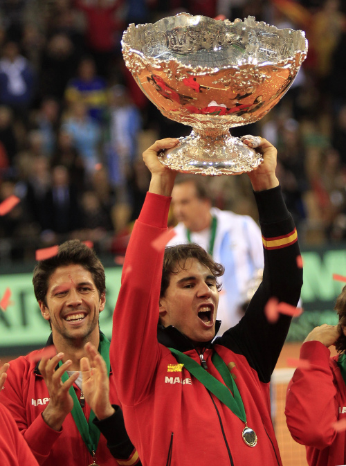 <YONHAP PHOTO-0126> Spain's Rafael Nadal, right, celebrates after winning the tennis Davis Cup final against Argentina in Seville, Spain, Sunday, Dec. 4, 2011. (AP Photo/Miguel Angel Morenatti)/2011-12-05 02:44:50/ <저작권자 ⓒ 1980-2011 ㈜연합뉴스. 무단 전재 재배포 금지.>
Spain’s Rafael Nadal celebrates after winning the Davis Cup.
AP-Yonhap News