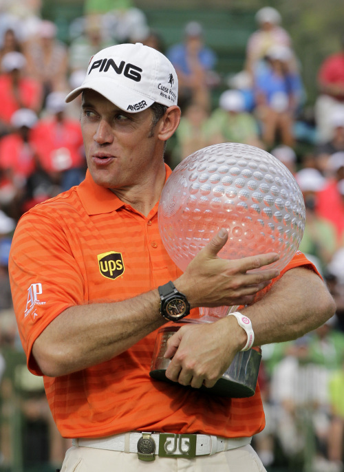 <YONHAP PHOTO-0027> British golfer Lee Westwood holds the trophy after winning the Nedbank Golf Challenge in Sun City, South Africa, Sunday, Dec. 4, 2011. (AP Photo/Themba Hadebe)/2011-12-05 00:28:56/ <저작권자 ⓒ 1980-2011 ㈜연합뉴스. 무단 전재 재배포 금지.>
Lee Westwood poses with the winner’s trophy.
AP-Yonhap News