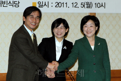 5일 오전 국회 귀빈식당에서 열린 통합진보정당 수임기구 합동회의에 앞서 국민참여당 유시민(왼쪽부터) 대표, 민주노동당 이정희 대표, 통합연대 심상정 공동대표가  악수를 하며 참석자들에게 인사를 하고 있다.양동출dcyang@heraldm.com/111205/
The three joint leaders of the new United Progressive Party join hands in the National Assembly on Monday. From left are Rhyu Si-min of the People’s Participation Party, Rep. Lee Jung-hee of the Democratic Labor Party and Sim Sang-jeong of a splinter group from the Progressive New Party.
Yang Dong-chul/The Korea Herald