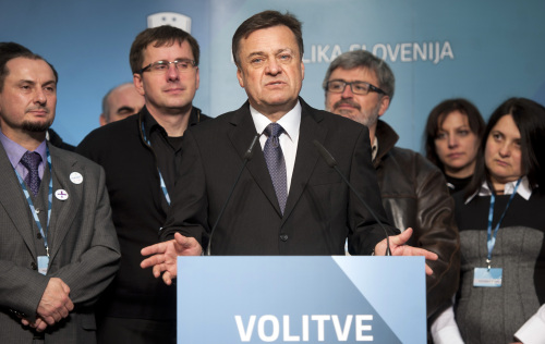 <YONHAP PHOTO-0237> Ljubljana mayor Zoran Jankovic talks to the media in Ljubljana, Slovenia, Sunday, Dec. 4, 2011. An exit poll cited by Slovenia's state television has shown the party led by the mayor of the capital Ljubljana, has a surprise lead in the country's parliamentary elections. Text on the stand reads "elections" in Slovenian. (AP Photo/Matej Leskovsek)/2011-12-05 07:13:35/ <저작권자 ⓒ 1980-2011 ㈜연합뉴스. 무단 전재 재배포 금지.>
Zoran Jankovic talks to the media in Ljubljana, Slovenia, on Sunday. AP-Yonhap News