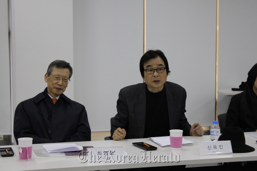 Shin Ok-jin, president of Kongkan Gallery, participates in a round-table talk with press members on Monday at the National Museum of Contemporary Art in Gwacheon, Gyeonggi Province.  MOCA