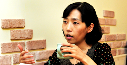 (Medical doctor and filmmaker Song Yoon-hee speaks during an interview in Seoul on Nov. 28. Park Hyun-koo/The Korea herald)