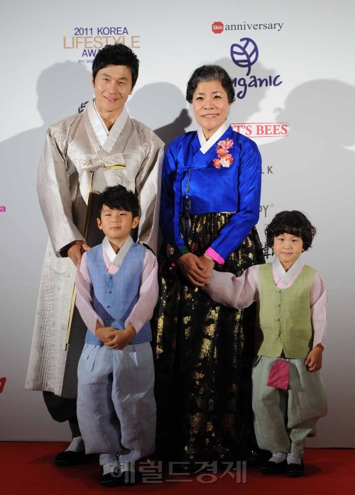 5일 저녁 서울 삼성동 그랜드인터콘티넨탈 그랜드볼룸에서 여성전문채널 동아TV 주최로 동아TV 2011 코리아라이프스타일어워즈가 열렸다. 행사에 앞서(좌로부터)개그맨 이정용, 한복디자이너 박술녀가 포토월에서 포토타임을 갖고 있다.<br />이상섭기자. babtong@heraldm.com 2011.12.05\r\n5일 저녁 서울 삼성동 그랜드인터콘티넨탈 그랜드볼룸에서 여성전문채널 동아TV 주최로 동아TV 2011 코리아라이프스타일어워즈가 열렸다. 행사에 앞서(좌로부터)개그맨 이정용, 한복디자이너 박술녀가 포토월에서 포토타임을 갖고 있다.\n이상섭기자. babtong@heraldm.com 2011.12.05