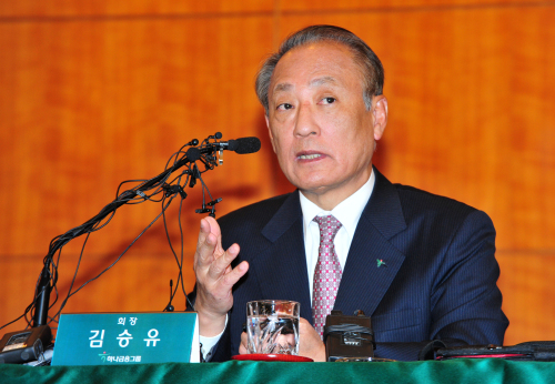 Hana Financial Group chairman Kim Seung-yu speaks during a news conference on Sunday. (Park Hyun-koo/The Korea Herald)