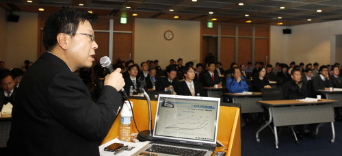 대한상공회의소(회장 손경식)가 5일 대한상의회관에서 개최한 ‘2012년 주택시장 전망 세미나’에서 박덕배 현대경제연구원 연구위원이 ‘주택시장 전망과 주택정책 방향’이라는 주제로 발표를 하고 있다. 세미나에서는 내년 수도권ㆍ지방 주택시장 경기 양극화가 계속될 것이라는 전망이 나왔다.\r\n대한상공회의소(회장 손경식)가 5일 대한상의회관에서 개최한 ‘2012년 주택시장 전망 세미나’에서 박덕배 현대경제연구원 연구위원이 ‘주택시장 전망과 주택정책 방향’이라는 주제로 발표를 하고 있다. 세미나에서는 내년 수도권ㆍ지방 주택시장 경기 양극화가 계속될 것이라는 전망이 나왔다.