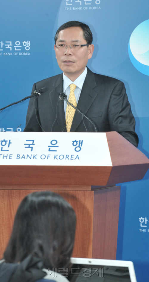 6일 한국은행에서 열린 '2011년 3/4분기 국민소득(잠정) 설명회'에서 정영택 국민계정부장이 결과를 발표하고 있다.<br />정희조 기자/checho@heraldm.com 111206\r\n6일 한국은행에서 열린 '2011년 3/4분기 국민소득(잠정) 설명회'에서 정영택 국민계정부장이 결과를 발표하고 있다.\n정희조 기자/checho@heraldm.com 111206\r\n6일 한국은행에서 정영택 국민계정부장이 ‘2011년 3/4분기 국민소득(잠정)’ 결과를 발표하고 있다.  정희조 기자/checho@heraldm.com