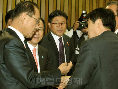 한나라당 황우여(왼쪽부터) 원내대표와 이주영 정책위의장, 김정권 사무총장, 장윤석 예결위 간사가 6일 오전 국회에서 열린 원내대책회의에 앞서 현안에 대해 의견을 나누고 있다.양동출dcyang@heraldm.com/111206/\r\n한나라당 황우여(왼쪽부터) 원내대표와 이주영 정책위의장, 김정권 사무총장, 장윤석 예결위 간사가 6일 오전 국회에서 열린 원내대책회의에 앞서 현안에 대해 의견을 나누고 있다.양동출dcyang@heraldm.com/111206/\r\n내우외환에 시달리고 있는 한나라당 황우여(왼쪽부터) 원내대표와 이주영 정책위의장, 김정권 사무총장, 장윤석 예결위 간사가 6일 오전 국회에서 열린 원내대책회의에 앞서 현안에 대해 의견을 나누고 있다. 양동출 기자/dcyang@heraldm.com