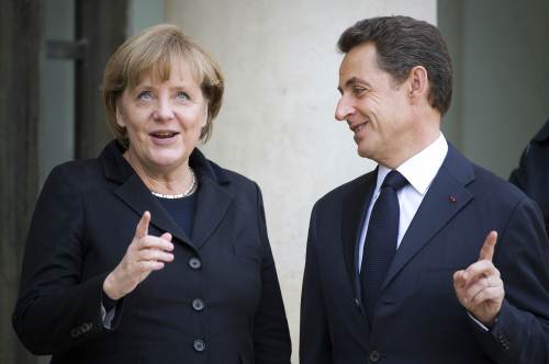 <YONHAP PHOTO-2340> French President Nicolas Sarkozy (R) welcomes German Chancellor Angela Merkel prior to a working lunch at the Elysee Palace in Paris on December 5, 2011 to thrash out details of a plan to save the euro at the start of a crucial week for the single currency. The two leaders are to meet for a working lunch, having vowed to propose European Union treaty changes to create what Merkel has dubbed a "European fiscal union with strict rules" and Sarkozy calls "true economic government." AFP PHOTO / LIONEL BONAVENTURE /2011-12-05 22:06:10/ <저작권자 ⓒ 1980-2011 ㈜연합뉴스. 무단 전재 재배포 금지.>\r\n<YONHAP PHOTO-2340> French President Nicolas Sarkozy (R) welcomes German Chancellor Angela Merkel prior to a working lunch at the Elysee Palace in Paris on December 5, 2011 to thrash out details of a plan to save the euro at the start of a crucial week for the single currency. The two leaders are to meet for a working lunch, having vowed to propose European Union treaty changes to create what Merkel has dubbed a "European fiscal union with strict rules" and Sarkozy calls "true economic government." AFP PHOTO / LIONEL BONAVENTURE /2011-12-05 22:06:10/ <저작권자 ⓒ 1980-2011 ㈜연합뉴스. 무단 전재 재배포 금지.>