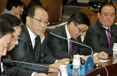 한나라당 황우여 원내대표가 6일 오전 국회에서 열린 원내대책회의에서 모두발언을 하고 있다.양동출dcyang@heraldm.com/111206/
Rep. Hwang Woo-yea, floor leader of the ruling Grand National Party, speaks at the party’s meeting on Tuesday.  Yang Dong-chul/The Korea Herald