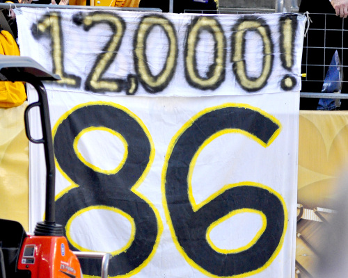 <YONHAP PHOTO-0283> Pittsburgh Steelers Hines Ward fan displays a sign congratulating the Steelers Ward on reaching the 12.000 yards receiving milestone during the 35-7 Steeler win over the Cincinnati Bengals at Heinz Field in Pittsburgh, Pennsylvania on December 4, 2011. Pittsburgh Steelers Hines Ward is the first Pittsburgh Steeler to reach that mark and the 19th overall in NFL history. UPI/Archie Carpenter/2011-12-05 08:21:41/ <저작권자 ⓒ 1980-2011 ㈜연합뉴스. 무단 전재 재배포 금지.>
A banner congratulates Steelers receiver Hines Ward on becoming the 19th player to surpass 12,000 career receiving yards on Sunday.  UPI-Yonhap News