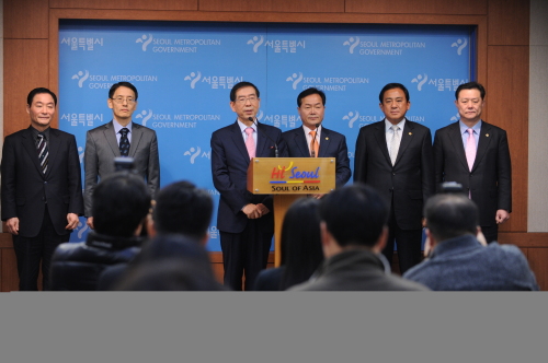 박원순 서울시장과 허광태 서울시의회 의장이 6일 서소문청사 브리핑룸에서 ‘소통ㆍ화합 시정’ 선포식을 갖고 “시와 시의회가 갈등과 반목을 청산하고 천만 시민의 행복과 권리 증진이라는 공동 목표를 달성하겠다”고 밝히고 있다.  ［사진제공=서울시］