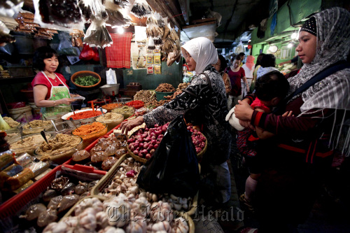 People shop for food at a store in Jakarta, Indonesia.  Bloomberg