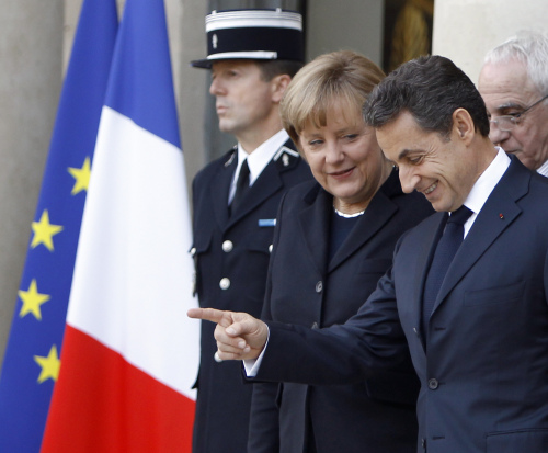 <YONHAP PHOTO-0025> French President Nicolas Sarkozy, right, speaks with German Chancellor Angela Merkel, center, as she prepares to leave following their meeting at the Elysee Palace, Paris, Monday, Dec. 5, 2011. Sarkozy and Merkel sought Monday to present a unified plan to tighten oversight of government budgets - a key step ahead of a European Union summit later this week to try to save the euro. (AP Photo/Remy de la Mauviniere)/2011-12-06 00:30:18/ <저작권자 ⓒ 1980-2011 ㈜연합뉴스. 무단 전재 재배포 금지.>
French President Nicolas Sarkozy (right) speaks with German Chancellor Angela Merkel, as she prepares to leave following their meeting at the Elysee Palace, Paris, Monday,
AP-Yonhap News