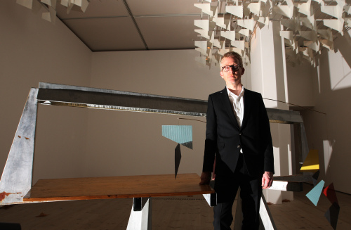 <YONHAP PHOTO-0606> Martin Boyce, is seen after being named as the winner of the Turner Prize 2011 at his installation called 'Do words have voices', at the Baltic Centre for Contemporary Art in partnership with Tate, in Gateshead, England, Monday, Dec. 5, 2011. (AP Photo/Scott Heppell) /2011-12-06 07:15:35/ <저작권자 ⓒ 1980-2011 ㈜연합뉴스. 무단 전재 재배포 금지.>
Martin Boyce is seen after being named as the winner of the Turner Prize 2011 at his installation called “Do Words Have Voices,” at the Baltic Centre for Contemporary Art in partnership with Tate, in Gateshead, England, on Monday. AP-Yonhap News