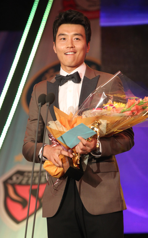 <YONHAP PHOTO-1312> 이동국, K리그 MVP (서울=연합뉴스) 김주성 기자 = 골잡이 이동국이 6일 오후 서울 홍은동 그랜드힐튼호텔에서 열린 '현대오일뱅크 K리그 대상' 시상식에서 최우수선수상을 받은 후 수상소감을 밝히고 있다. 2011.12.6 utzza@yna.co.kr/2011-12-06 15:10:29/ <저작권자 ⓒ 1980-2011 ㈜연합뉴스. 무단 전재 재배포 금지.>
Lee Dong-gook reacts after winning the K-League MVP award during a ceremony in Seoul on Tuesday.  Yonhap News