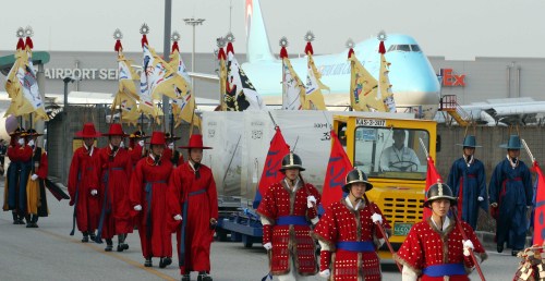 The honor guard drill team of the Ministry of National Defense of Korea welcomes the return of 1,200 volumes of royal documents looted by the Japanese during the 1910-1945 colonial rule, at Incheon International Airport on Tuesday. (Kim Myung-sub/The Korea herald)