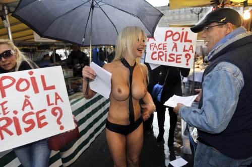 <YONHAP PHOTO-2158> Cindy'Lee, leader and presidential candidate for the "Parti du Plaisir" (Pleasure Party) campaigns on December 6, 2011 in Paris to promote his candidacy for the 2012 French presidential elections. The placards read : "in the buff facing the crisis?" AFP PHOTO / MEHDI FEDOUACH /2011-12-06 23:59:58/ <저작권자 ⓒ 1980-2011 ㈜연합뉴스. 무단 전재 재배포 금지.>\r\n<YONHAP PHOTO-2158> Cindy'Lee, leader and presidential candidate for the "Parti du Plaisir" (Pleasure Party) campaigns on December 6, 2011 in Paris to promote his candidacy for the 2012 French presidential elections. The placards read : "in the buff facing the crisis?" AFP PHOTO / MEHDI FEDOUACH /2011-12-06 23:59:58/ <저작권자 ⓒ 1980-2011 ㈜연합뉴스. 무단 전재 재배포 금지.>