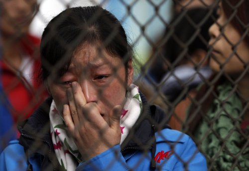 <YONHAP PHOTO-1937> A striking factory worker from Hi-P International cries after police entered the factory with trucks to remove heavy machinery in a suburban area of Shanghai December 6, 2011. Chinese police detained around a dozen workers at the Singapore-owned electronics plant in Shanghai on Tuesday as a strike involving over 200 workers extended into its seventh day in the latest labour unrest to hit the country. Around 80 workers also submitted a petition to local authorities, seeking intervention against what they said was a management plan for mass layoffs. REUTERS/Carlos Barria (CHINA - Tags: CIVIL UNREST BUSINESS EMPLOYMENT TPX IMAGES OF THE DAY)/2011-12-06 20:17:28/ <저작권자 ⓒ 1980-2011 ㈜연합뉴스. 무단 전재 재배포 금지.>\r\n<YONHAP PHOTO-1937> A striking factory worker from Hi-P International cries after police entered the factory with trucks to remove heavy machinery in a suburban area of Shanghai December 6, 2011. Chinese police detained around a dozen workers at the Singapore-owned electronics plant in Shanghai on Tuesday as a strike involving over 200 workers extended into its seventh day in the latest labour unrest to hit the country. Around 80 workers also submitted a petition to local authorities, seeking intervention against what they said was a management plan for mass layoffs. REUTERS/Carlos Barria (CHINA - Tags: CIVIL UNREST BUSINESS EMPLOYMENT TPX IMAGES OF THE DAY)/2011-12-06 20:17:28/ <저작권자 ⓒ 1980-2011 ㈜연합뉴스. 무단 전재 재배포 금지.>