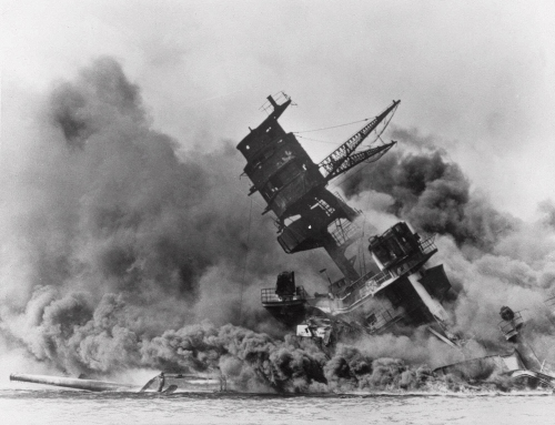 <YONHAP PHOTO-0399> FILE - In this Dec. 7, 1941 file photo, the battleship USS Arizona belches smoke as it topples over into the sea during a Japanese surprise attack on Pearl Harbor, Hawaii. Wednesday is the 70th anniversary of the attack that brought the United States into World War II. (AP File Photo)/2011-12-07 07:57:17/ <저작권자 ⓒ 1980-2011 ㈜연합뉴스. 무단 전재 재배포 금지.>
A ship plunges into the sea during a Japanese attack in Pearl Harbor on Dec. 7, 1941. AP-Yonhap News