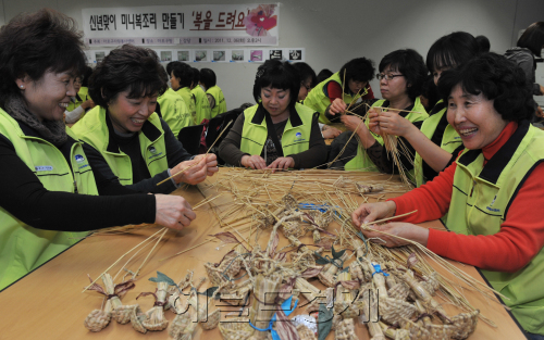 임진원을 맞이하여 6일 오우 마포구청 평생학습관에서 지역 저소득 홀몸어르신들의 무병무탈을 기원하는 미니복조리를 만드는 행사가 열렸다. 마포구 자원봉사자 60여명이 향토해설봉사자 강순희씨의 진행에 따라 미니복조리를 만들고 있다.<br />이상섭 기자. babtong@heraldm.com 2011.12.06\r\n임진원을 맞이하여 6일 오우 마포구청 평생학습관에서 지역 저소득 홀몸어르신들의 무병무탈을 기원하는 미니복조리를 만드는 행사가 열렸다. 마포구 자원봉사자 60여명이 향토해설봉사자 강순희씨의 진행에 따라 미니복조리를 만들고 있다.\n이상섭 기자. babtong@heraldm.com 2011.12.06\r\n임진원을 맞이하여 6일 오우 마포구청 평생학습관에서 지역 저소득 홀몸어르신들의 무병무탈을 기원하는 미니복조리를 만드는 행사가 열렸다. 마포구 자원봉사자 60여명이 향토해설봉사자 강순희씨의 진행에 따라 미니복조리를 만들고 있다.\n이상섭 기자. babtong@heraldm.com 2011.12.06