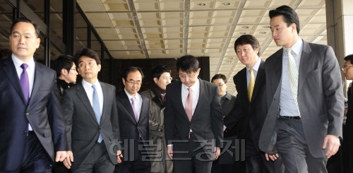 거액의 회삿돈 횡령 혐의를 받고 있는 최재원 SK그룹 수석부회장이 7일 오전 서울 서초동 서울중앙지검으로 소환되고 있다. 검찰은 이번 주중 최태원 SK그룹 회장도 소환해 SK 총수 일가의 횡령 및 선물투자 의혹에 대해 조사할 예정이다. 박해묵 기자/mook@heraldm.com\r\n거액의 회삿돈 횡령 혐의를 받고 있는 최재원 SK그룹 수석부회장이 7일 오전 서울 서초동 서울중앙지검으로 소환되고 있다. 검찰은 이번 주중 최태원 SK그룹 회장도 소환해 SK 총수 일가의 횡령 및 선물투자 의혹에 대해 조사할 예정이다. 박해묵 기자/mook@heraldm.com\r\n거액의 회삿돈 횡령 혐의를 받고 있는 최재원 SK그룹 수석부회장이 7일 오전 서울 서초동 서울중앙지검으로 소환되고 있다. 검찰은 이번 주중 최태원 SK그룹 회장도 소환해 SK 총수 일가의 횡령 및 선물투자 의혹에 대해 조사할 예정이다. 박해묵 기자/mook@heraldm.com\r\n거액의 회삿돈 횡령 혐의를 받고 있는 최재원 SK그룹 수석부회장이 7일 오전 서울 서초동 서울중앙지검으로 2차 출석하고 있다.  박해묵 기자/mook@heraldm.com