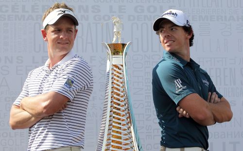 <YONHAP PHOTO-2078> Rory McIlroy of Northern Ireland (R) and Luke Donald of England pose with the trophy ahead of the European Tour's Dubai World Golf Championship at the Jumeirah Golf Estates in the Gulf emirate on December 6, 2011. AFP PHOTO/KARIM SAHIB /2011-12-06 22:28:53/ <저작권자 ⓒ 1980-2011 ㈜연합뉴스. 무단 전재 재배포 금지.>
Rory McIlroy (right) and Luke Donald pose with the winner’s trophy ahead of the Dubai World Golf Championship on Tuesday.  AFP-Yonhap News