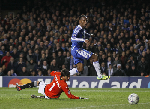 <YONHAP PHOTO-0220> Chelsea's Didier Drogba, right, slides the ball under Valencia's goalkeeper Diego Alves to score his second goal of the game during their Champions League group E soccer match between Chelsea and Valencia at Stamford Bridge Stadium in London, Tuesday, Dec. 6, 2011. (AP Photo/ Kirsty Wigglesworth)/2011-12-07 07:04:50/ <저작권자 ⓒ 1980-2011 ㈜연합뉴스. 무단 전재 재배포 금지.>
Chelsea’s Didier Drogba scores against Valencia at Stamford Bridge Stadium on Tuesday.  AP-Yonhap News