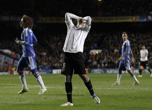 <YONHAP PHOTO-0357> Valencia's Sofiane Feghouli reacts after missing a chance to score a goal against Chelsea during their Champions League group E soccer match at Stamford Bridge Stadium in London, Tuesday, Dec. 6, 2011. (AP Photo/ Mat Dunham)/2011-12-07 07:40:55/ <저작권자 ⓒ 1980-2011 ㈜연합뉴스. 무단 전재 재배포 금지.>
Valencia’s Sofiane Feghouli reacts after missing a scoring chance.  AP-Yonhap News