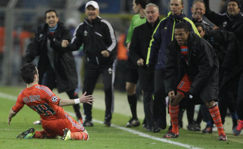 <YONHAP PHOTO-0205> Marseille's Jean-Philippe Sabo , 28, celebrates with teammates after scoring during the Champions League Group F soccer match between Borussia Dortmund and Olympique Marseille Tuesday, Dec. 6, 2011 in Dortmund, Germany. (AP Photo/Frank Augstein)/2011-12-07 07:03:42/ <저작권자 ⓒ 1980-2011 ㈜연합뉴스. 무단 전재 재배포 금지.>
Marseille’s Jean-Philippe Sabo celebrates his goal with coaches.  AP-Yonhap News