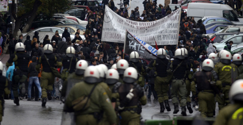 <YONHAP PHOTO-0600> Riot police officers charge protesters during a protest in the northern port city of Thessaloniki, Greece, Tuesday, Dec. 6 2011. Protesting high school students hurled rocks and bottles during clashes clashed with police Tuesday during a rally to mark the third anniversary of the fatal police shooting of a teenager in central Athens. (AP Photo/Nikolas Giakoumidis)/2011-12-07 08:22:55/ <저작권자 ⓒ 1980-2011 ㈜연합뉴스. 무단 전재 재배포 금지.>
Riot police officers charge protesters during a protest in the northern port city of Thessaloniki, Greece, Tuesday.  AP-Yonhap News